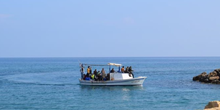 Γυναικόπαιδα και άντρες στο σκάφος με τους 60 μετανάστες ανοικτά του Κάβο Γκρέκο 